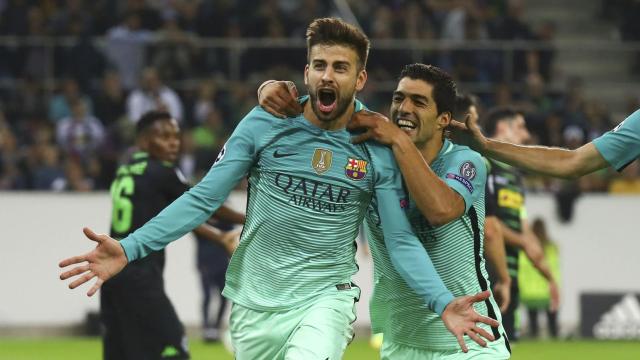 Gerard Piqué marca un gol y lo celebra contra el Borussia Gladbach.