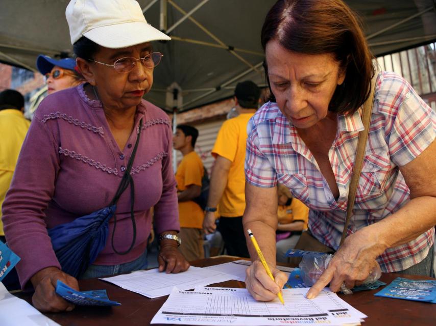 Dos militantes de la oposición venezolana se inscriben de cara a la recolección de firmas.