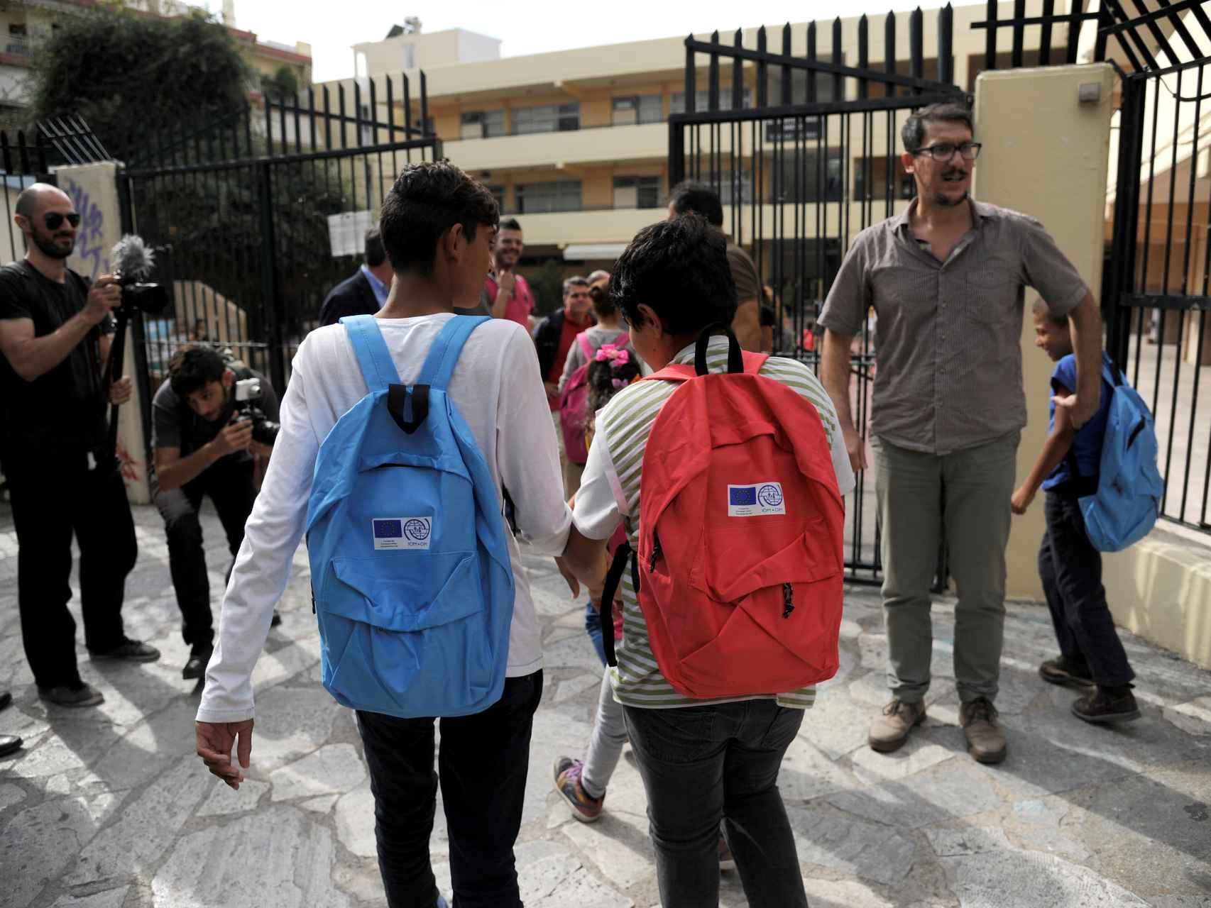 Niños refugiados vuelven al colegio en Grecia en un programa de normalización escolar.