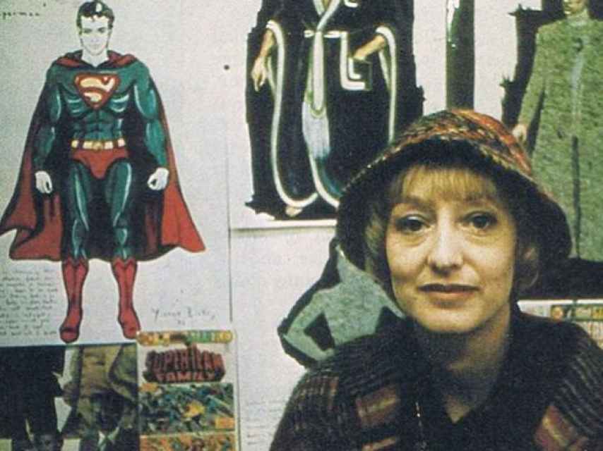Yvonne Blake, la presidenta de la Academia posa junto a los diseños de Superman.