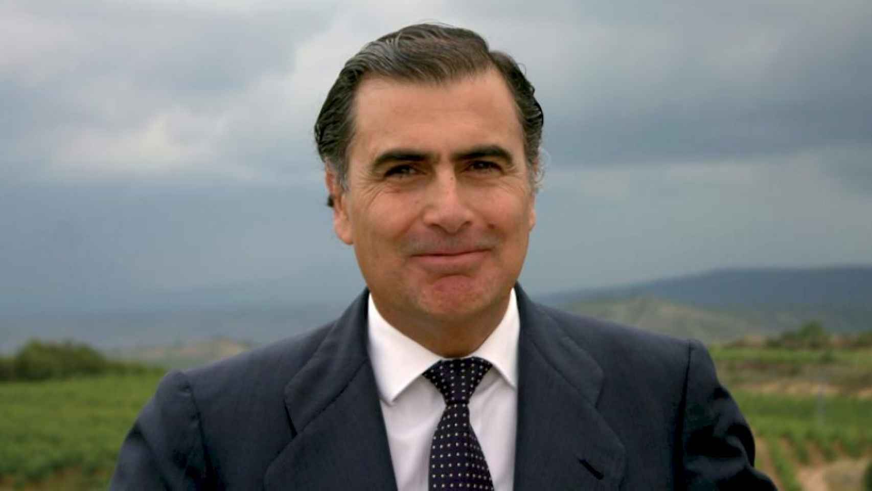 Alejandro Aznar posa en sus viñedos.