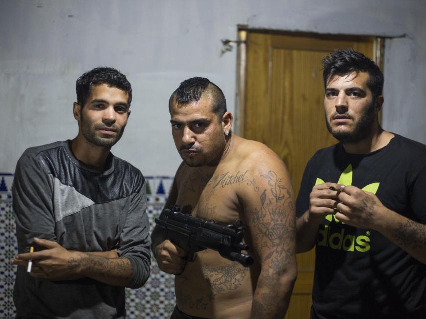 Ángel Martos Montoya (Gitano Bandolero), Miguel Martos Montoya (Verso) y Ángel Suárez (Jero Flow), del grupo de rap flamenco Vacie Records, en el asentamiento chabolista de El Vacie.