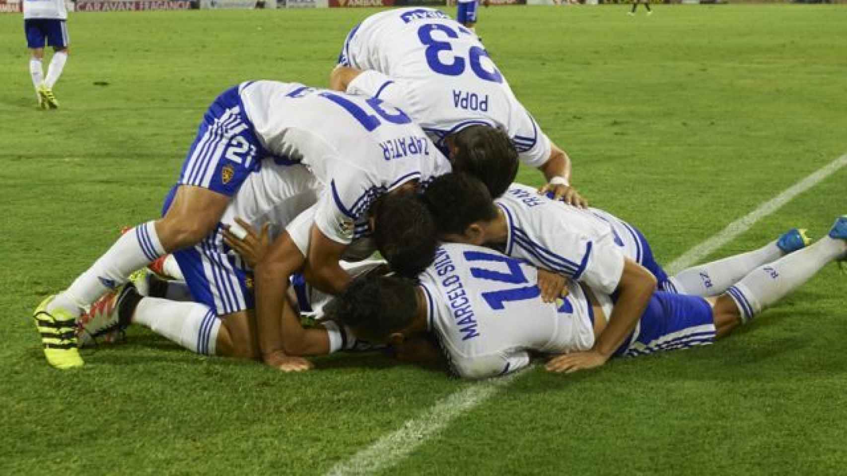 Los futbolistas del Zaragoza celebran un gol.