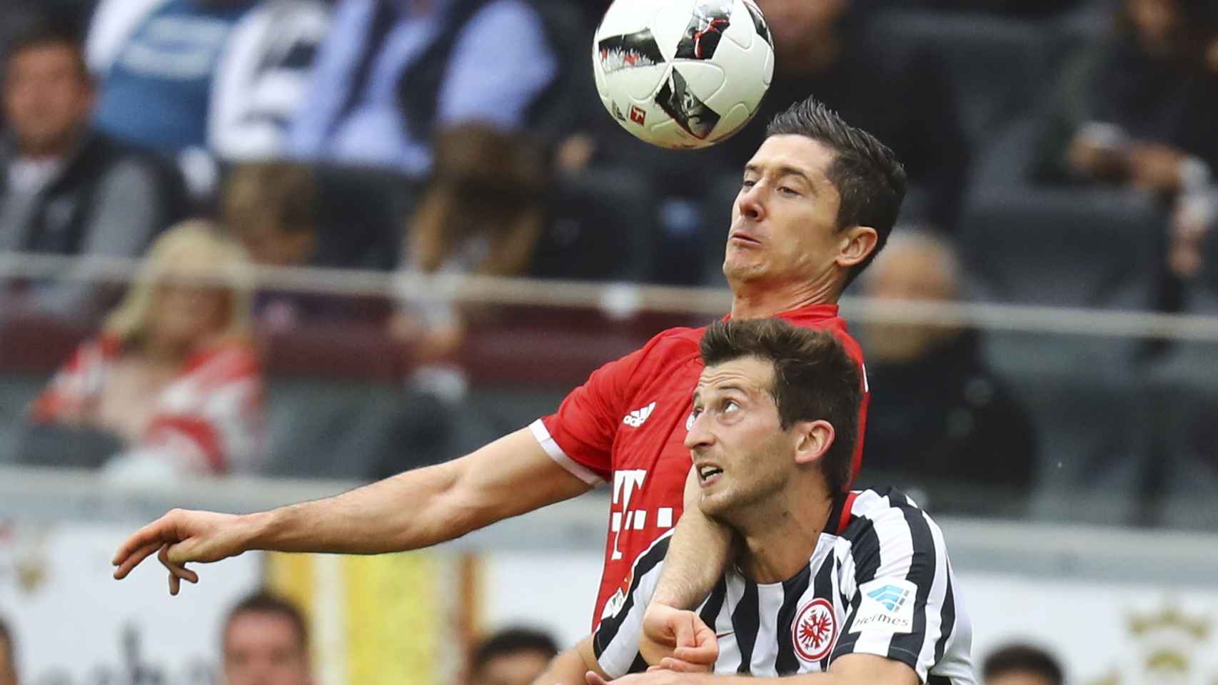 Lewandowski y Abraham pelean por el balón en el Frankfurt-Bayern Múnich.