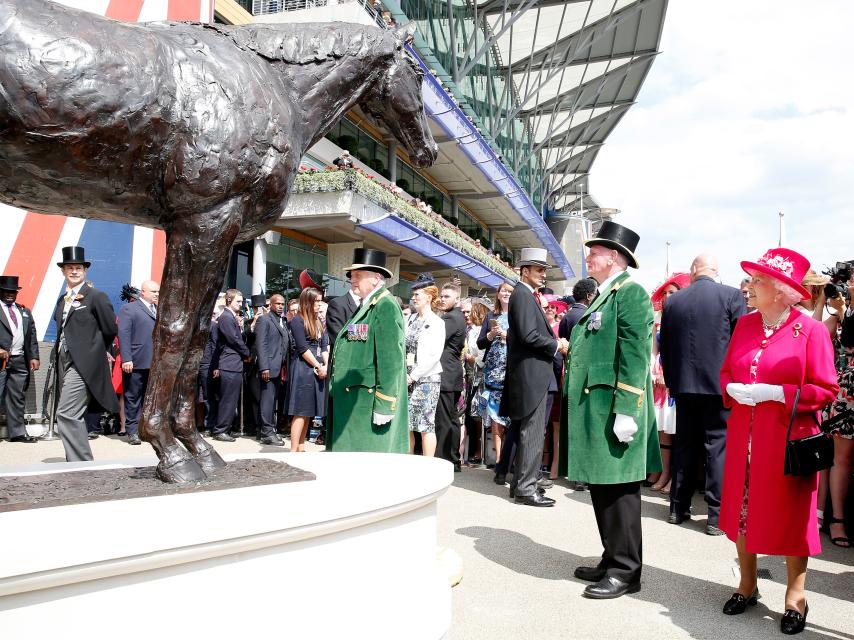 La reina Isabel II frente a la estatua de Frankel en Ascot.