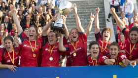 España con la copa del Europeo de rugby.