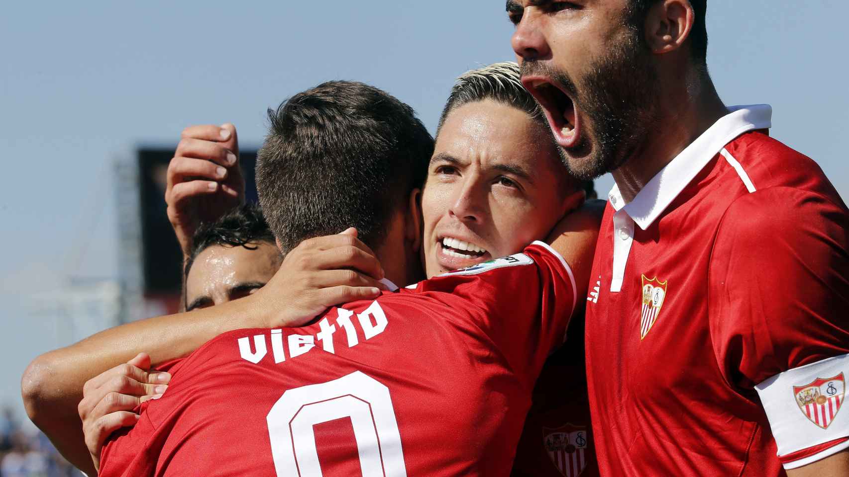 Los jugadores del Sevilla celebran el gol de Nasri.