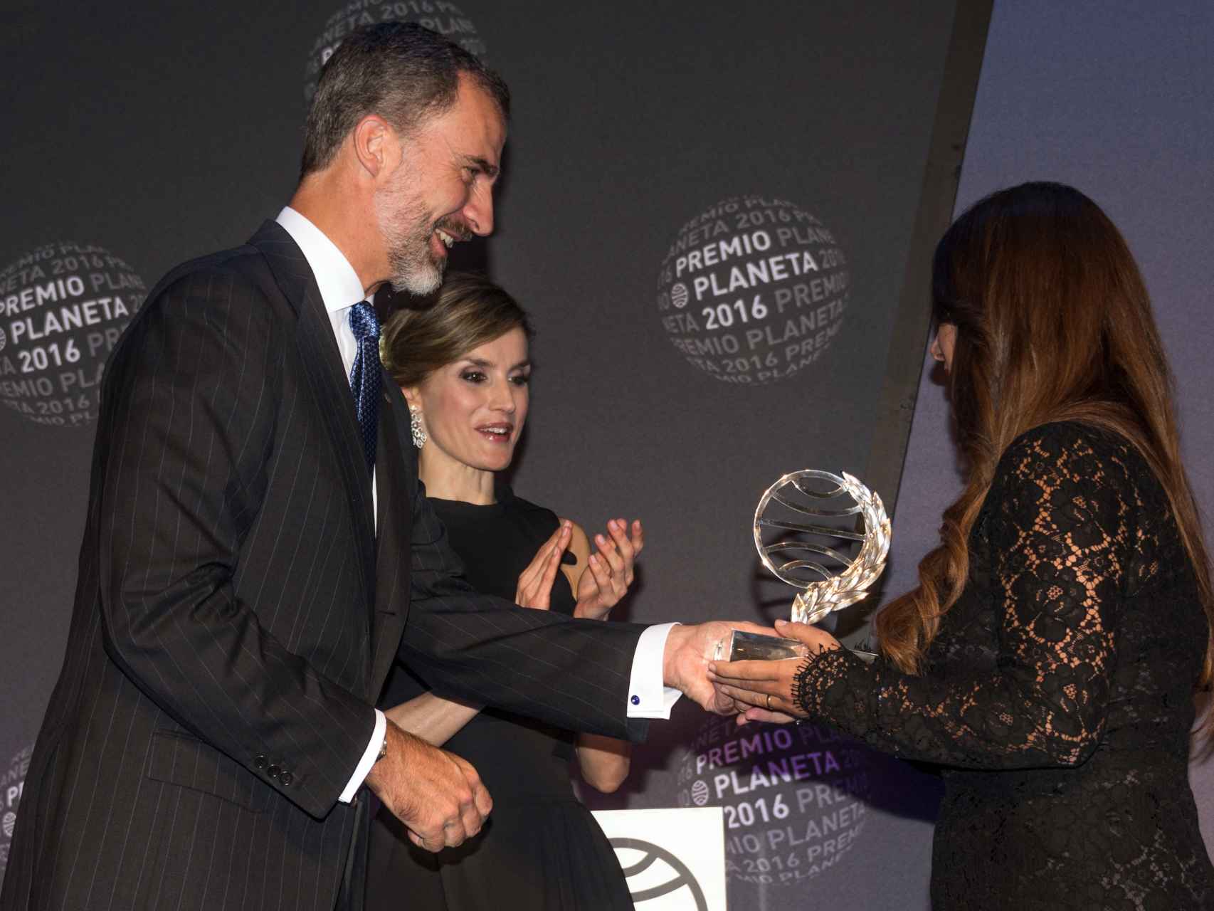 Los Reyes entregan el Premio Planeta a Dolores Redondo