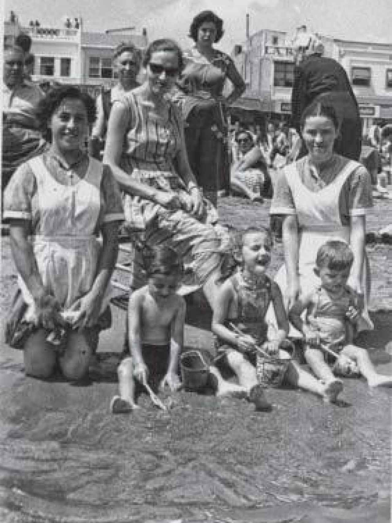 Wyoming con su madre (con gafas) y sus hermanos en la playa