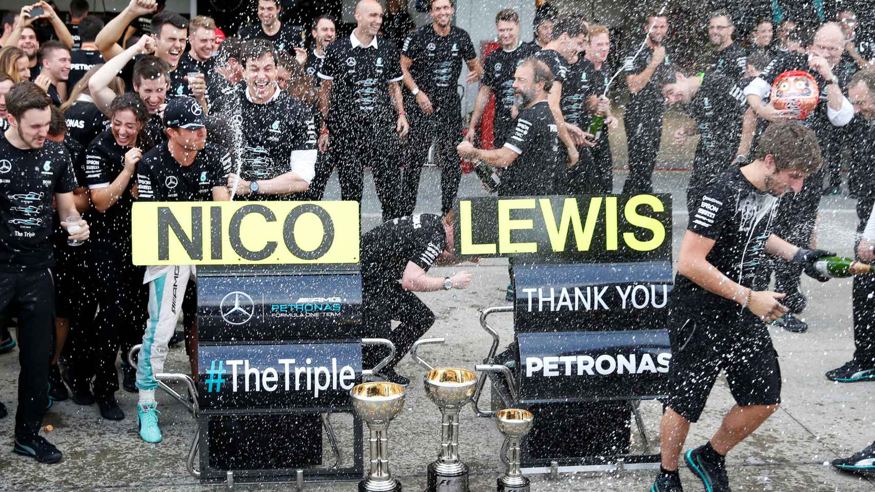 Mercedes celebra su Mundial de constructores.