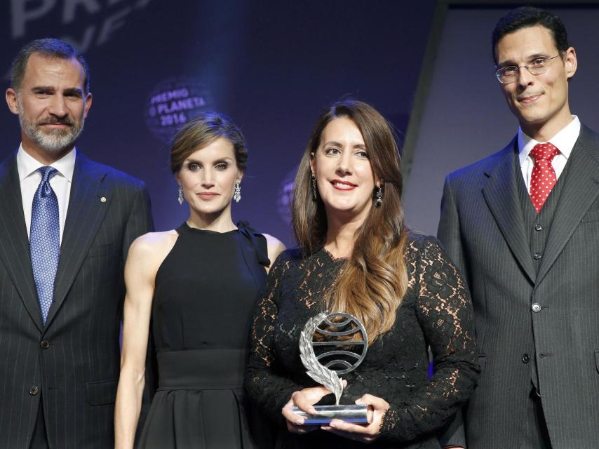 Los reyes junto a la vencedora Dolores Redondo y el finalista Marcos Chicot.