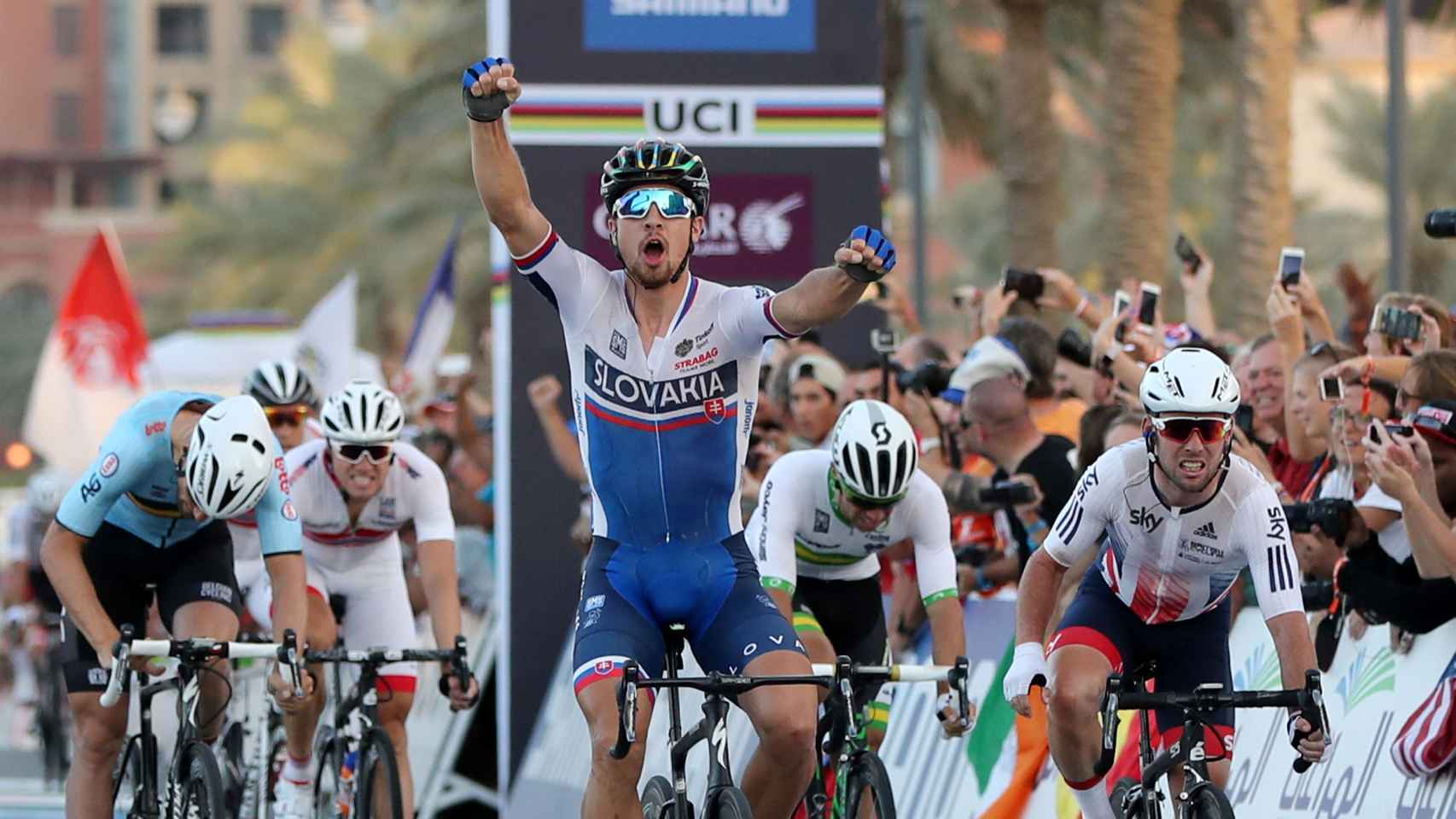 Peter Sagan celebra su victoria en Doha.