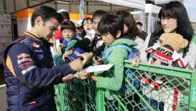 Dani Pedrosa firma autógrafos a los aficionados japoneses antes de sufrir el accidente en Motegi