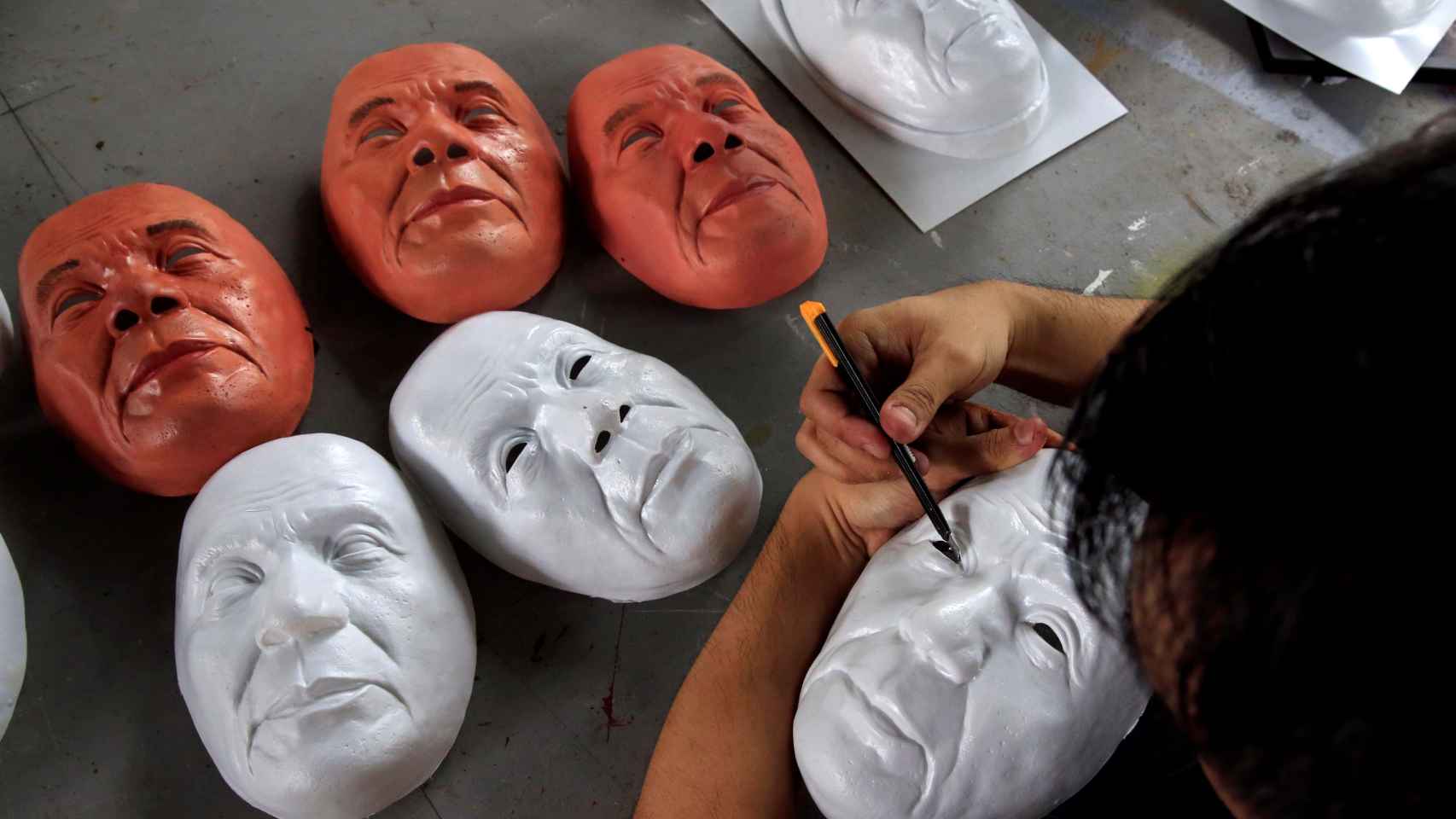 El ingeniero industrial John Tan crea máscaras de Duterte para Halloween.