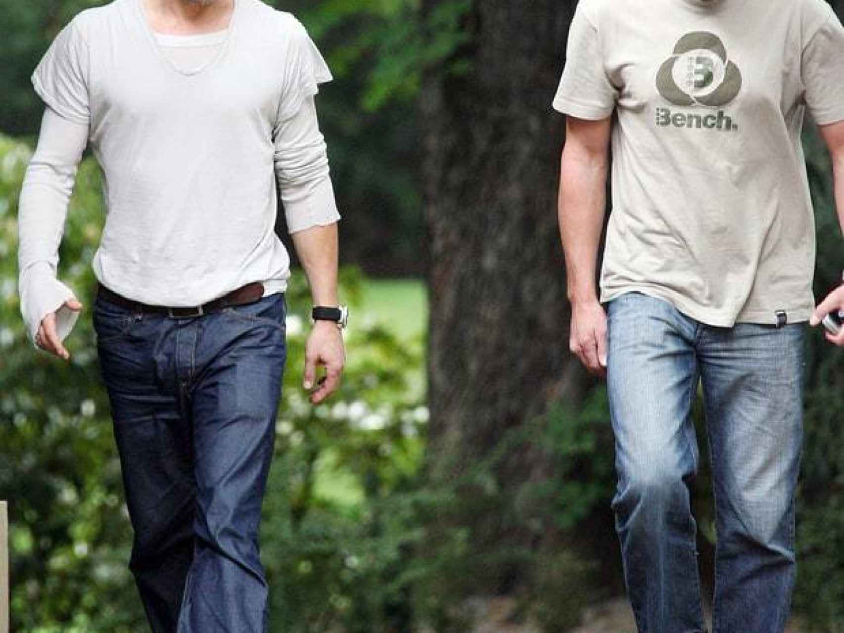 Billimgham y Brad Pitt sonriendo en mitad del bosque.