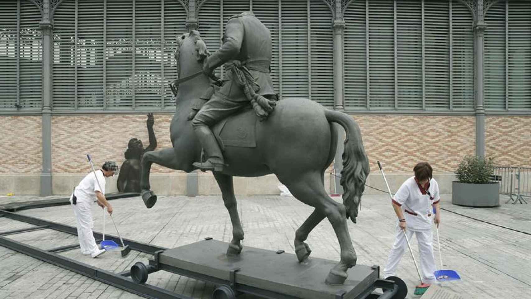 La estatua de Franco, finalmente returada, cuando se instaló en el barrio del Born.