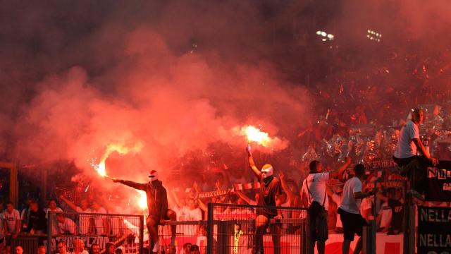 Hinchas del Legia de Varsovia en un partido.