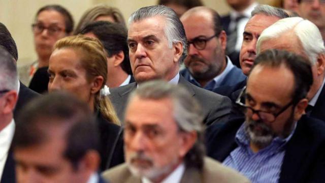 Luis Bárcenas, en el banquillo del juicio por el caso Gürtel. Delante, Correa