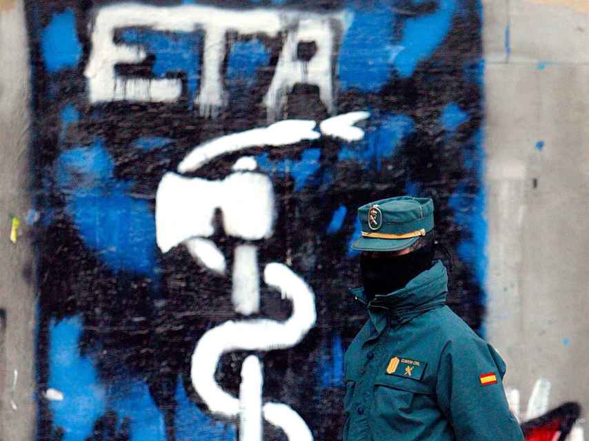 Un Guardia Civil pasa junto a un anagrama de ETA en Alsasua, en foto de archivo.