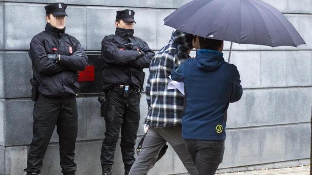 Uno de los detenidos en Alsasua es trasladado al juzgado.