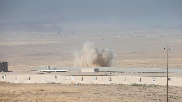 La humareda se levanta durante los enfrentamientos en el este de Mosul.