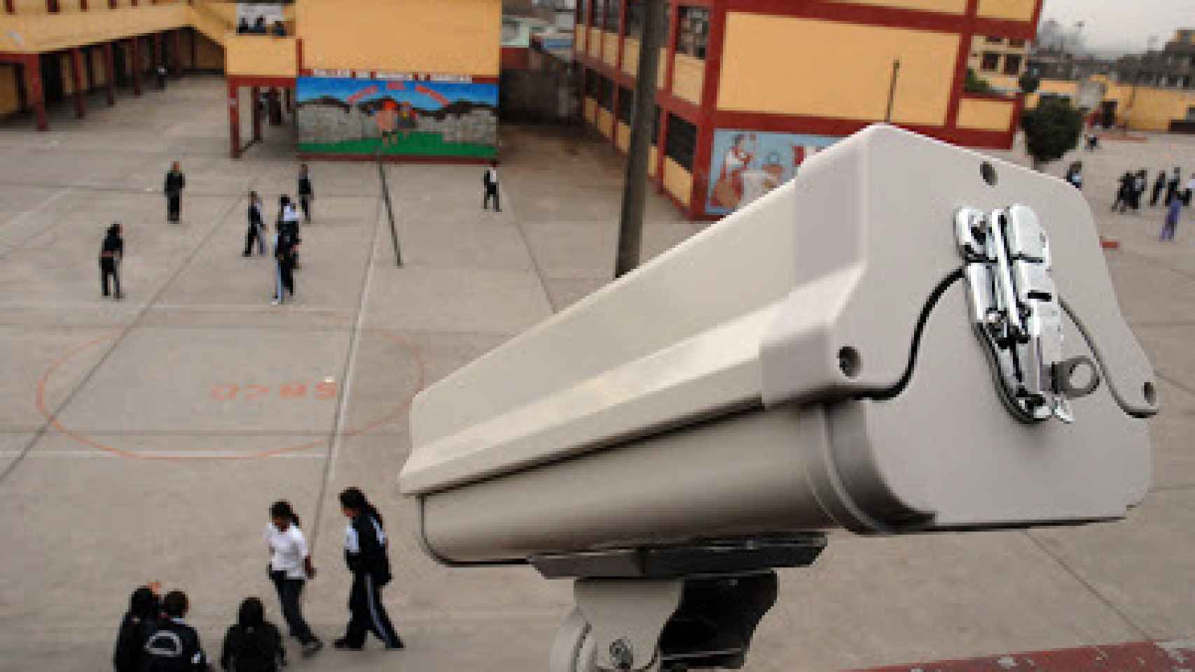 Colegios e institutos españoles ya cuentan con cámaras en su zonas comunes.