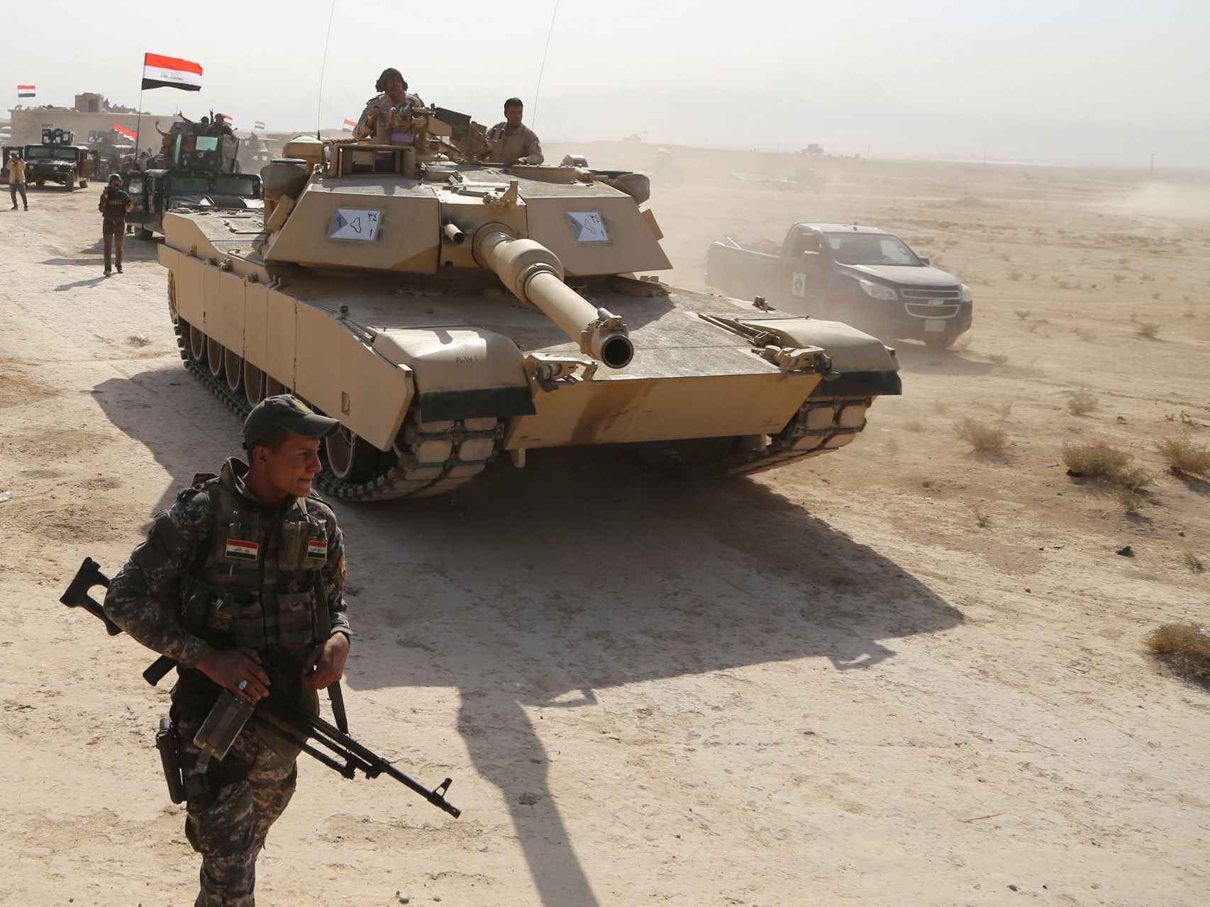 Tropas iraquíes avanzan sobre Qayara, al sur de Mosul.