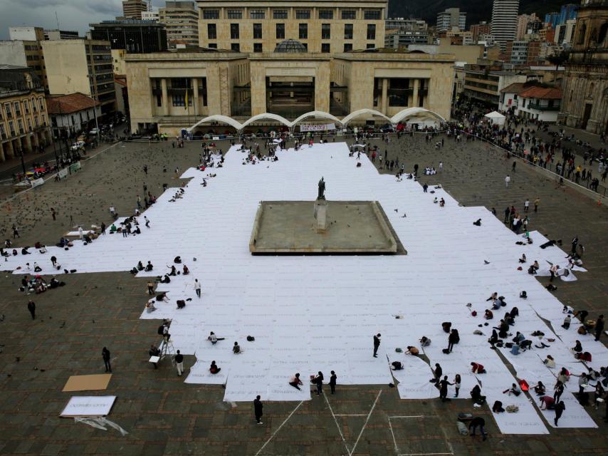 Imagen de la Plaza de Bolívar con su gran mortaja en conmemoración a las víctimas.