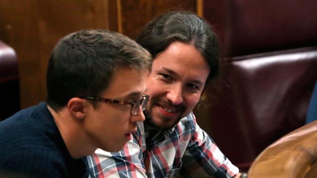 Pablo Iglesias mira a Iñigo Errejón.