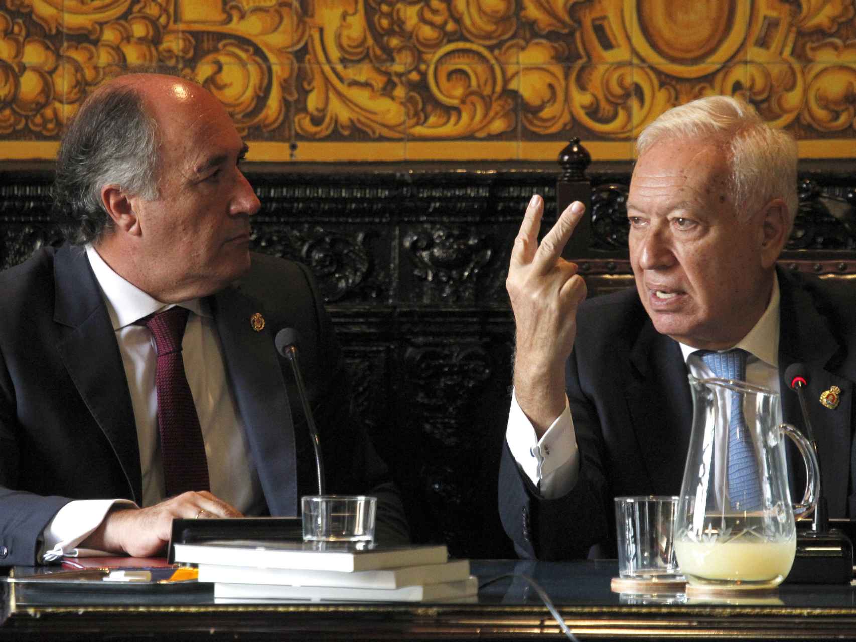 El ministro García-Margallo conversa con el alcalde de Algeciras, José Ignacio Landaluce.