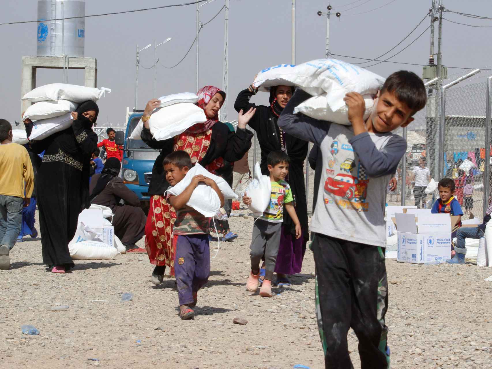 Refugiados que han huido de Mosul y Hawija reciben ayuda en el campo de Daquq.