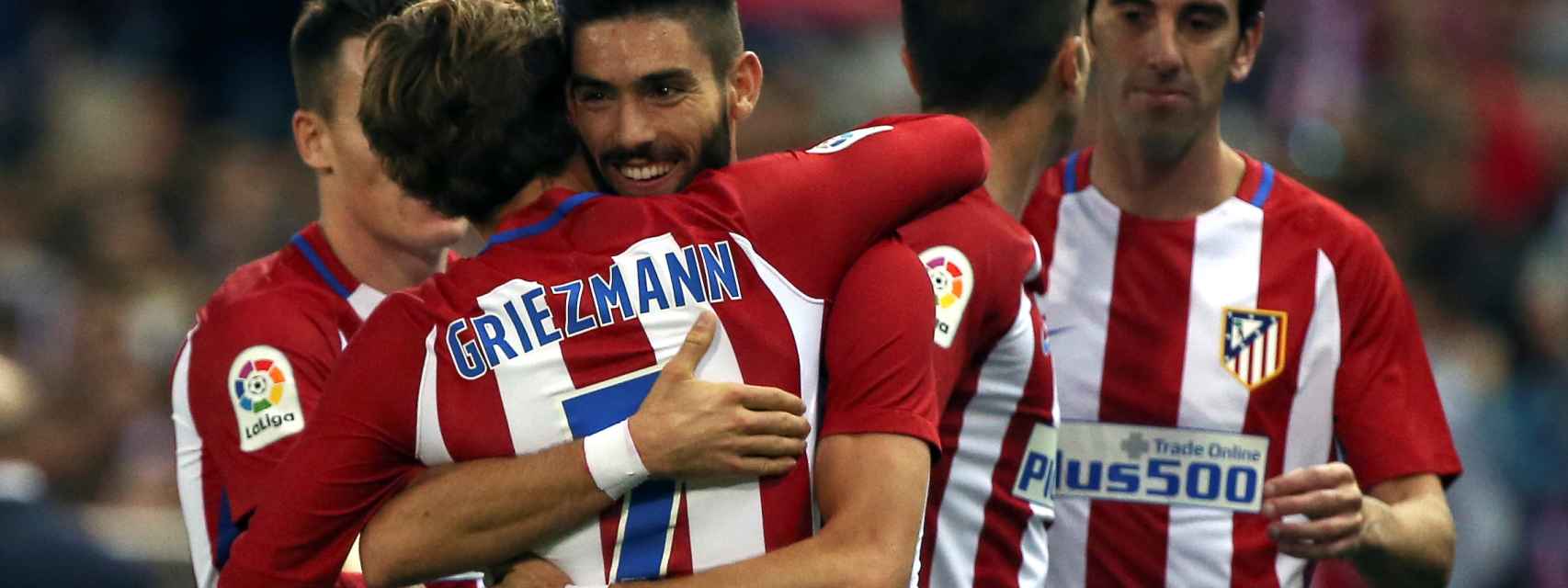 Carrasco abraza a Griezmann durante el partido contra el Granada.