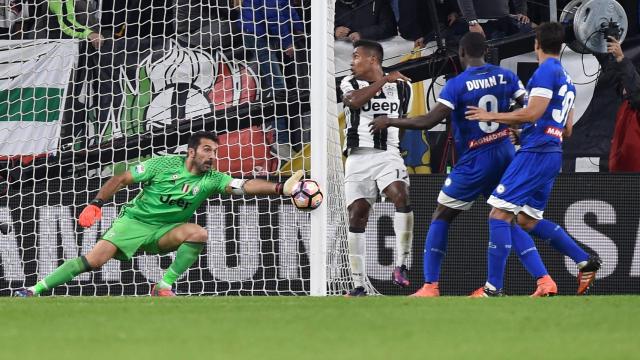 Buffon, durante el encuentro entre el Lyón y la Juventus.