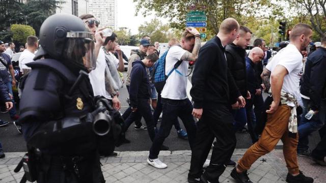 Ultras del Legia de Varsovia a su entrada al Bernabéu.