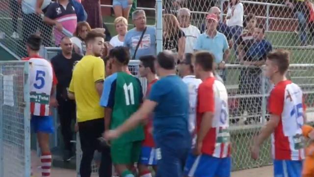 Los jugadores de ambos equipos, encarados antes de abandonar el terreno de juego.