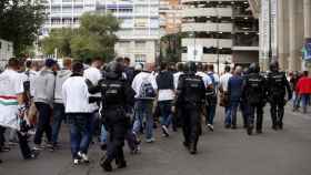 Aficionados del Legia escoltados por la Policía en Madrid.