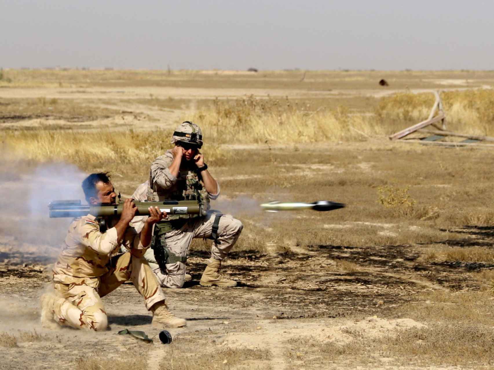 Un soldado iraquí y uno español practican con un lanzamisiles antes de la toma de Mosul.