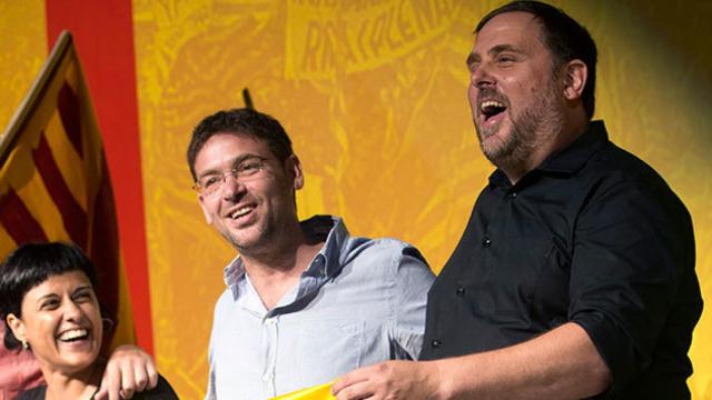 Oriol Junqueras (d), junto al líder de Podemos Catalunya, Dante Fachín (c), y la dirigente de la CUP, Anna Gabriel (i).