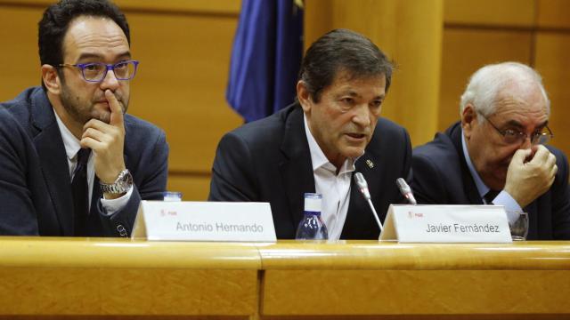 Javier Fernández, con los portavoces del PSOE en el Congreso y el Senado, este martes.