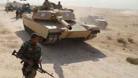 Fuerzas de seguridad iraquíes avanzan con tanques para recuperar al Estado Islámico