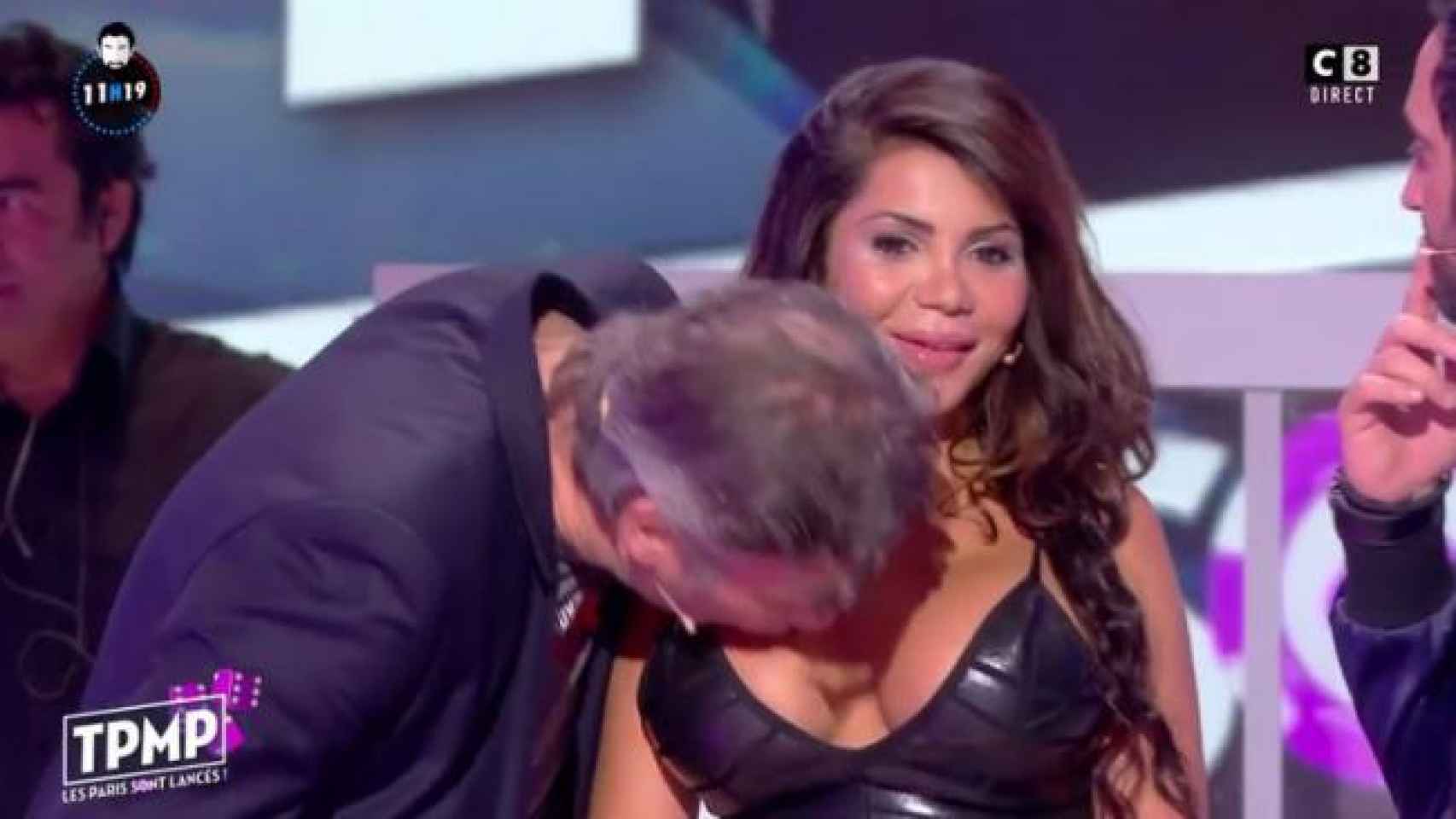 Jean-Michel Maire besa el pecho a la bailarina Soraya.