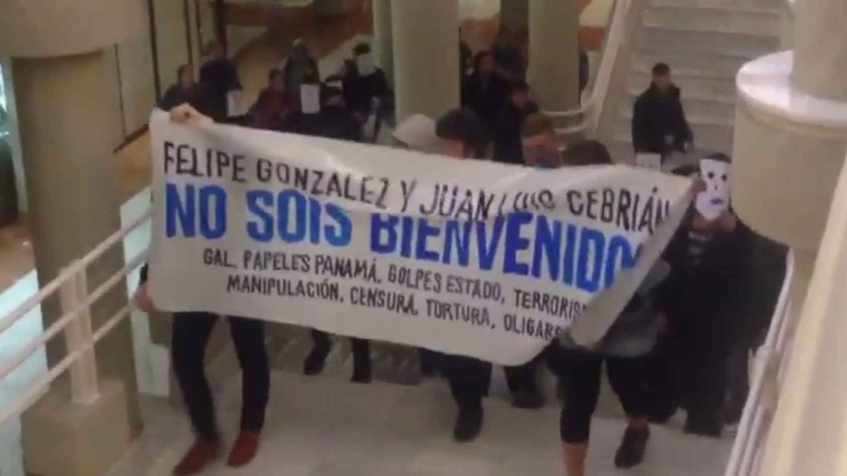 Pancarta contra Cebrián y González.