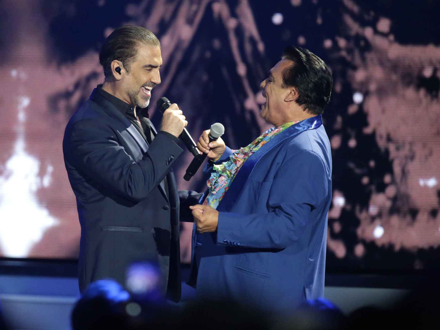 Una de sus últimas actuaciones de Juan Gabriel con Alejandro Fernández