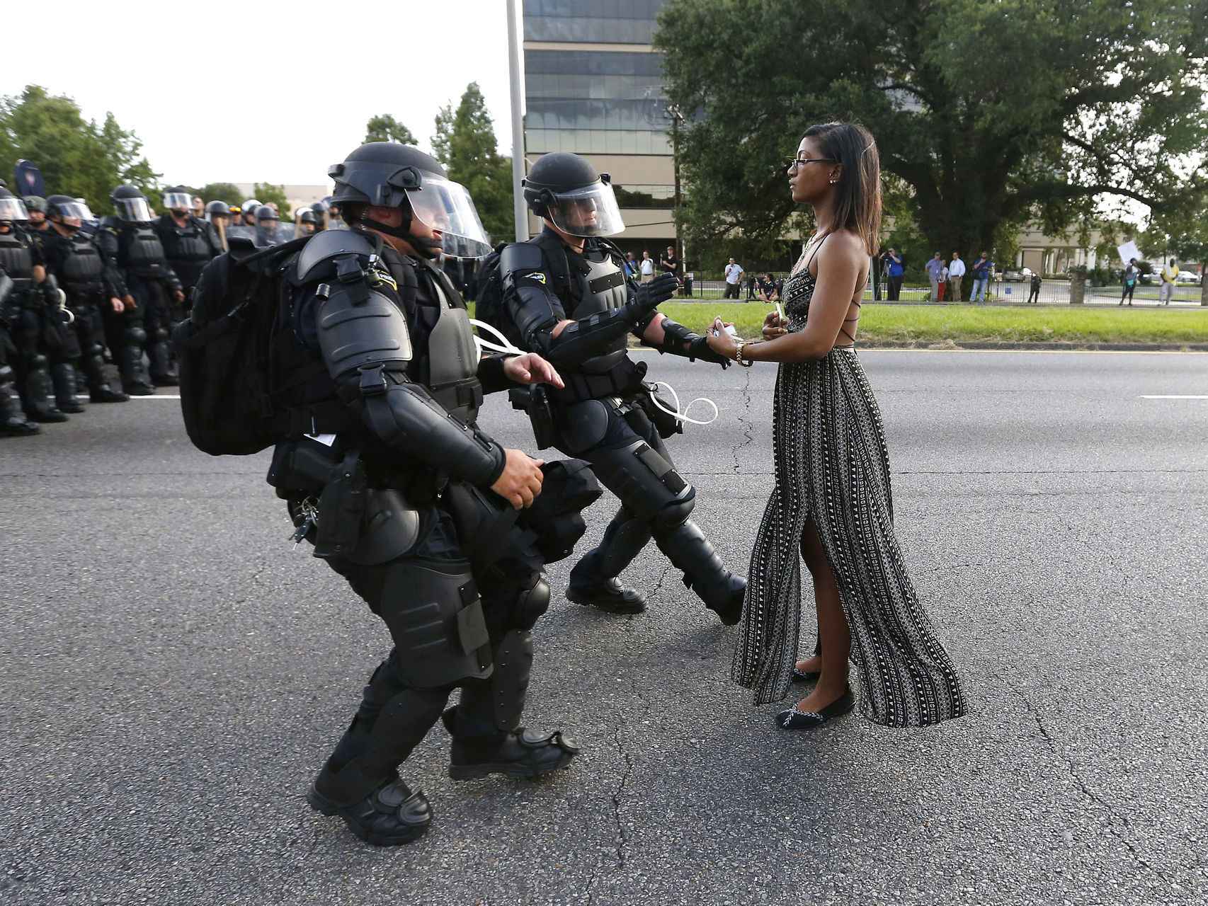 Una joven afroamericana se enfrentó sola e inmóvil a la policía.