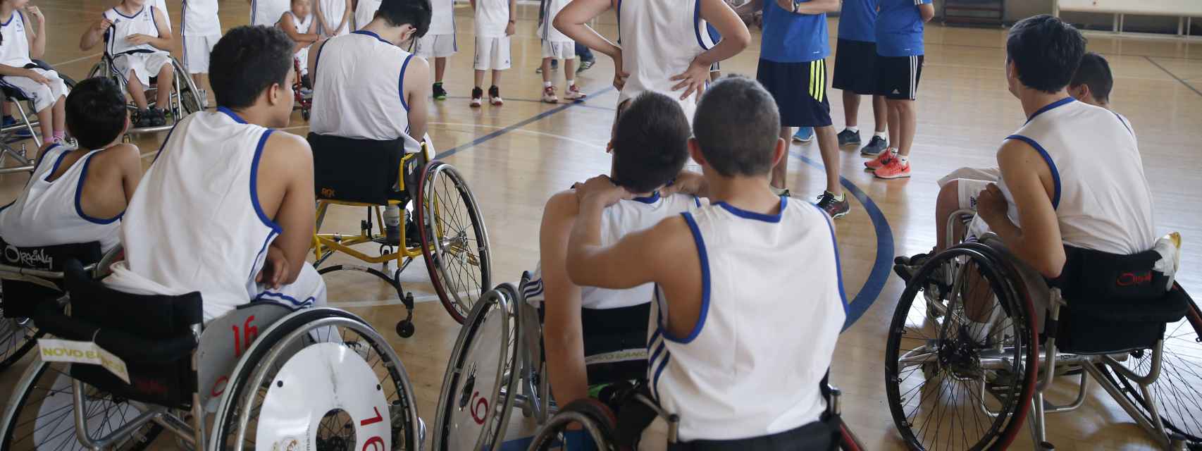 Clase de baloncesto en silla de ruedas en la escuela de La Masó (Mirasierra, Madrid)