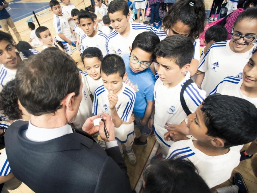 Butragueño, rodeado de alumnos de una escuela de integración en Melilla.