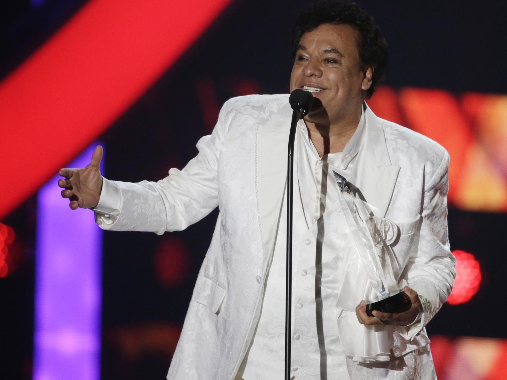 El traje blanco y otro objetos de Juan Gabriel, a subasta