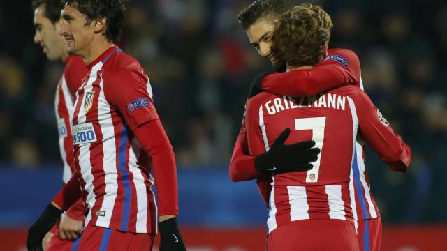 Carrasco celebra el gol con Griezmann.