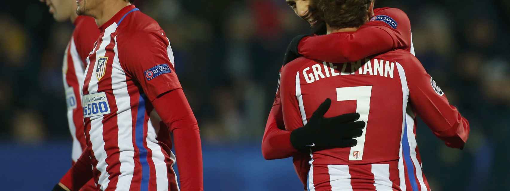 Carrasco celebra el gol con Griezmann.