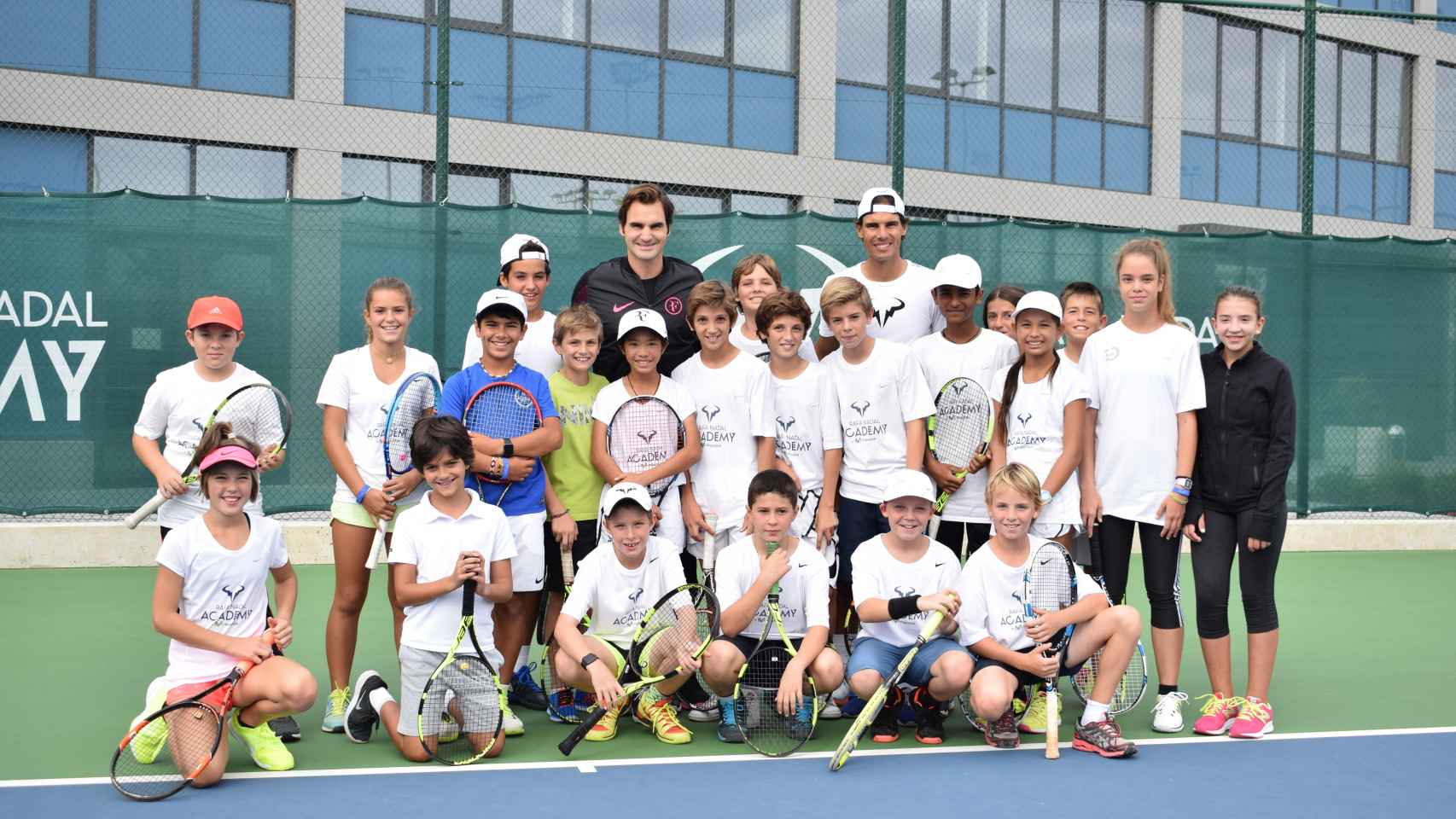 Nadal y Federer con niños en Manacor.
